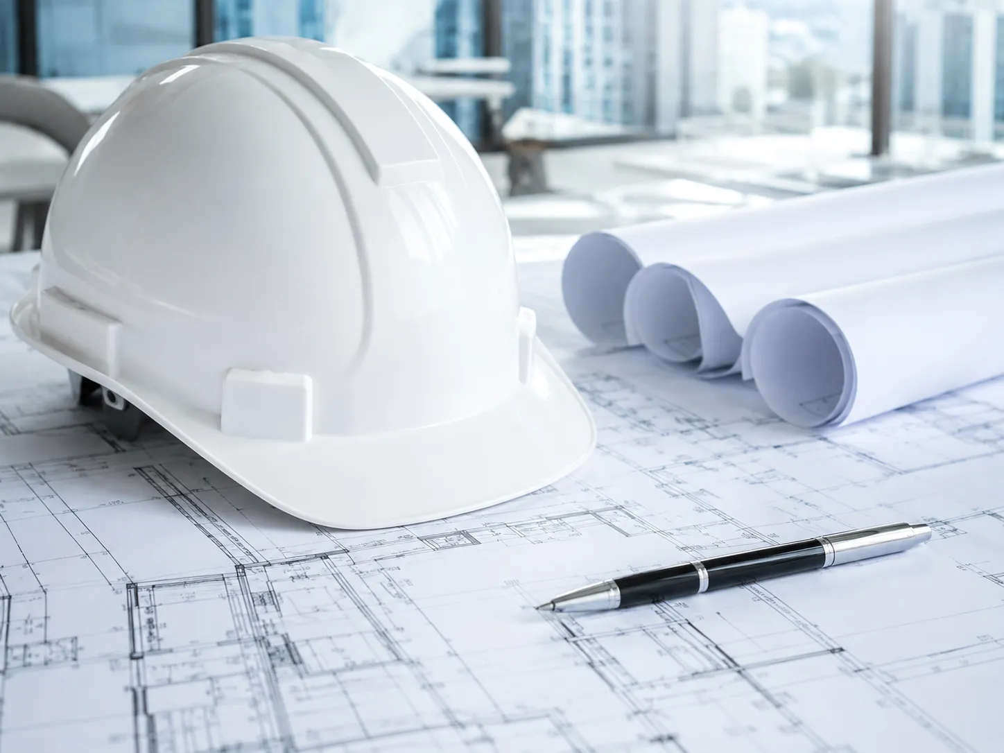 Capacete e planta técnica com destaque para responsabilidade técnica